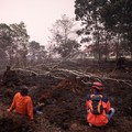 Petugas Badan Penanggulangan Bencana Daerah (BPBD) beristirahat setelah memadamkan kebakaran di kawasan lahan gambut yang terbakar akibat kebakaran hutan dan lahan di Kubu Raya, Provinsi Kalimantan Barat, Indonesia, pada 27 Agustus 2026. (REUTERS/Wil