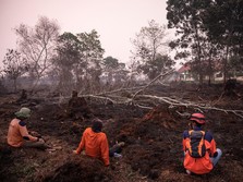 Petugas Badan Penanggulangan Bencana Daerah (BPBD) beristirahat setelah memadamkan kebakaran di kawasan lahan gambut yang terbakar akibat kebakaran hutan dan lahan di Kubu Raya, Provinsi Kalimantan Barat, Indonesia, pada 27 Agustus 2026. (REUTERS/Wil