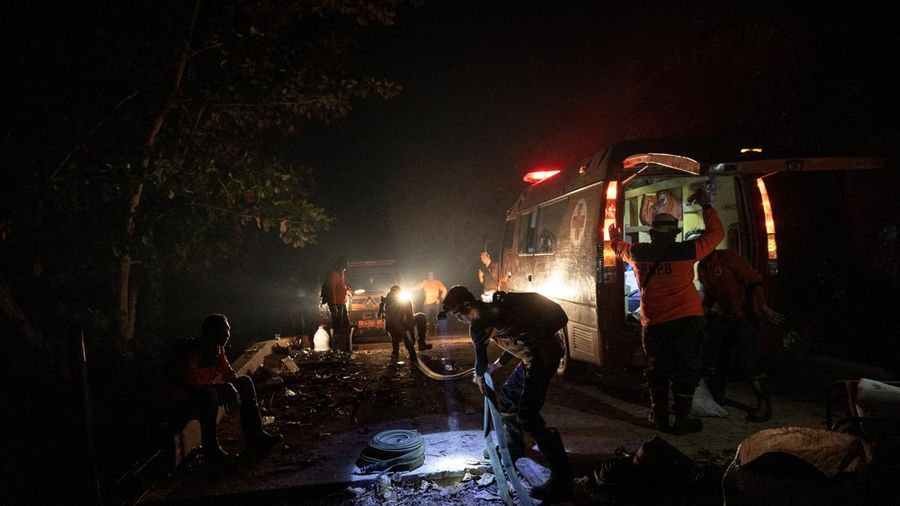 Petugas Badan Penanggulangan Bencana Daerah (BPBD) merapikan selang setelah memadamkan kebakaran di kawasan lahan gambut yang terbakar akibat kebakaran hutan dan lahan di Kubu Raya, Provinsi Kalimantan Barat, Indonesia, pada 27 Agustus 2026.