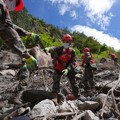 Petugas Polisi Bersenjata Rakyat Tiongkok membersihkan puing-puing di dekat Pelabuhan Gyirong setelah terjadinya tanah longsor di Kabupaten Gyirong, Shigatse, Daerah Otonom Tibet, Tiongkok, pada 28 Agustus 2026. (China Daily via REUTERS)