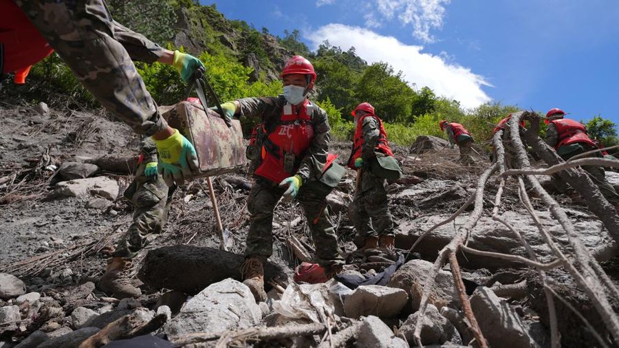 Petugas Polisi Bersenjata Rakyat Tiongkok membersihkan puing-puing di dekat Pelabuhan Gyirong setelah terjadinya tanah longsor di Kabupaten Gyirong, Shigatse, Daerah Otonom Tibet, Tiongkok, pada 28 Agustus 2026. (China Daily via REUTERS)