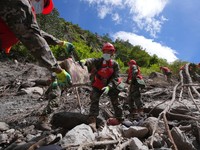 Petugas Polisi Bersenjata Rakyat Tiongkok membersihkan puing-puing di dekat Pelabuhan Gyirong setelah terjadinya tanah longsor di Kabupaten Gyirong, Shigatse, Daerah Otonom Tibet, Tiongkok, pada 28 Agustus 2026. (China Daily via REUTERS)
