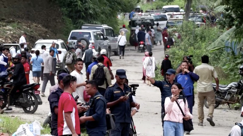 Seorang perempuan yang terdampak banjir bandang dan tanah longsor tiba di Barak Maithali, sebuah pusat pelatihan militer, di Trishuli, Distrik Nuwakot, Nepal, pada 28 Agustus 2026. (REUTERS/Navesh Chitrakar)