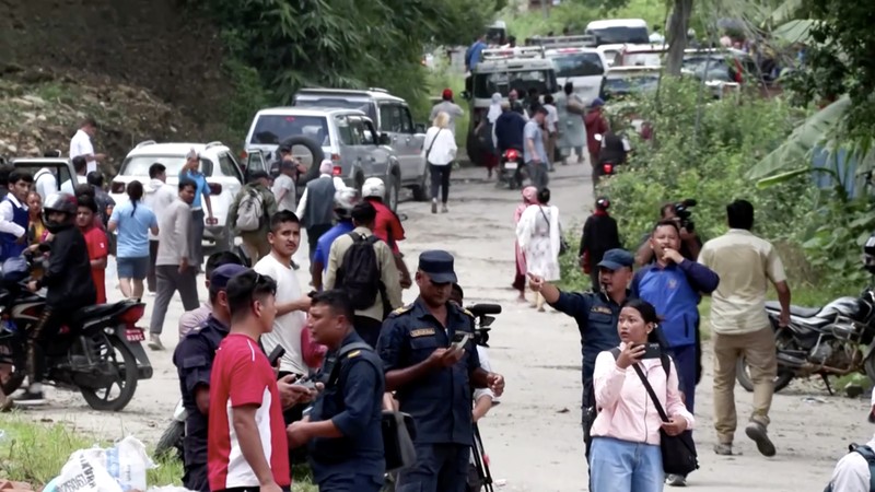 Pihak berwenang di Distrik Nuwakot, Nepal, mendesak warga mengungsi pada Jumat (28/8/2026) setelah sebuah danau yang terbentuk akibat tanah longsor di perbatasan Nepal-Tibet mulai meluap. (Tangkapan Layar Video Reuters/)