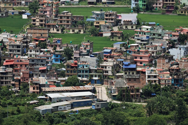 Seorang perempuan yang terdampak banjir bandang dan tanah longsor tiba di Barak Maithali, sebuah pusat pelatihan militer, di Trishuli, Distrik Nuwakot, Nepal, pada 28 Agustus 2026. (REUTERS/Navesh Chitrakar)