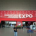 Sejumlah pengunjung berjalan melewati pintu masuk Danantara Housing Expo, Tangerang, Jumat (28/8/2026). (CNBC Indonesia/Martyasari Rizky)