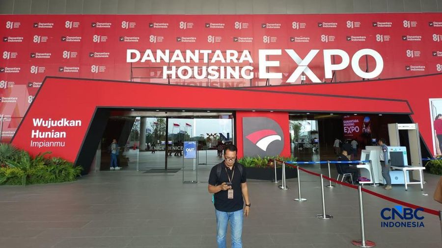 Sejumlah pengunjung berjalan melewati pintu masuk Danantara Housing Expo, Tangerang, Jumat (28/8/2026). (CNBC Indonesia/Martyasari Rizky)