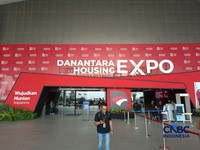 Sejumlah pengunjung berjalan melewati pintu masuk Danantara Housing Expo, Tangerang, Jumat (28/8/2026). (CNBC Indonesia/Martyasari Rizky)