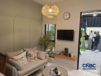 Sejumlah pengunjung memadati booth Perumnas Samesta Parayasa yang dipamerkan dalam Danantara Housing Expo, Tangerang, Jumat (28/8/2026). (CNBC Indonesia/Martyasari Rizky)