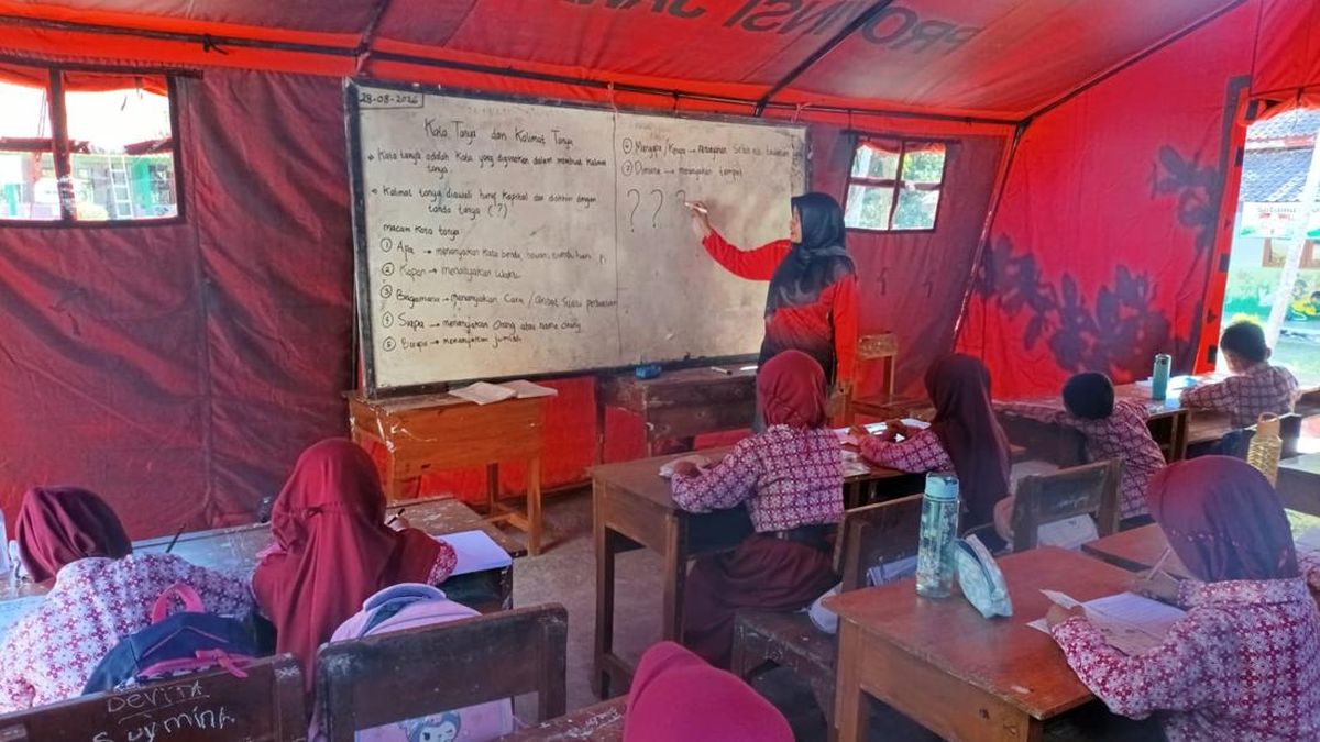 Ruang Kelas Ambruk, Siswa SD di Tulungagung Belajar dalam Tenda Darurat