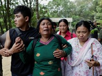 Seorang perempuan yang terdampak banjir bandang dan tanah longsor tiba di Barak Maithali, sebuah pusat pelatihan militer, di Trishuli, Distrik Nuwakot, Nepal, pada 28 Agustus 2026. (REUTERS/Navesh Chitrakar)