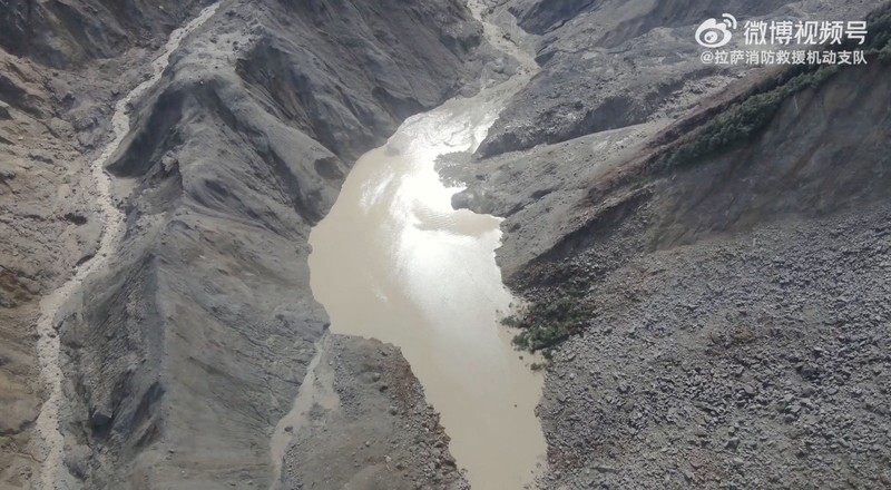 Seorang perempuan yang terdampak banjir bandang dan tanah longsor tiba di Barak Maithali, sebuah pusat pelatihan militer, di Trishuli, Distrik Nuwakot, Nepal, pada 28 Agustus 2026. (REUTERS/Navesh Chitrakar)
