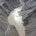 Tampilan dari drone memperlihatkan danau bendungan alami yang terbentuk akibat tanah longsor di wilayah perbatasan antara Daerah Otonom Tibet, Tiongkok, dan Provinsi Bagmati, Nepal, pada 27 Agustus 2026, dalam tangkapan layar yang diambil dari sebuah
