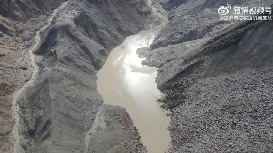 Tampilan dari drone memperlihatkan danau bendungan alami yang terbentuk akibat tanah longsor di wilayah perbatasan antara Daerah Otonom Tibet, Tiongkok, dan Provinsi Bagmati, Nepal, pada 27 Agustus 2026, dalam tangkapan layar yang diambil dari sebuah video rilis.