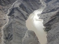 Tampilan dari drone memperlihatkan danau bendungan alami yang terbentuk akibat tanah longsor di wilayah perbatasan antara Daerah Otonom Tibet, Tiongkok, dan Provinsi Bagmati, Nepal, pada 27 Agustus 2026, dalam tangkapan layar yang diambil dari sebuah