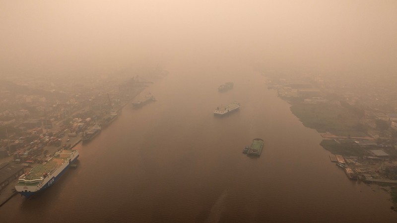 Tampilan dari drone yang memperlihatkan kapal-kapal di Sungai Kapuas saat kabut asap akibat kebakaran hutan menyelimuti wilayah tersebut di Pontianak, Provinsi Kalimantan Barat, Indonesia, pada 27 Agustus 2026. (REUTERS/Willy Kurniawan)