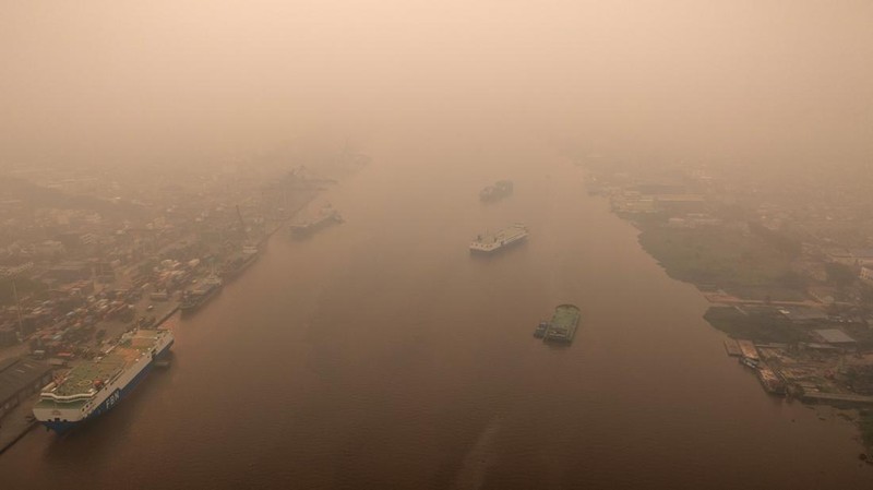 Tampilan dari drone yang memperlihatkan kapal-kapal di Sungai Kapuas saat kabut asap akibat kebakaran hutan menyelimuti wilayah tersebut di Pontianak, Provinsi Kalimantan Barat, Indonesia, pada 27 Agustus 2026. (REUTERS/Willy Kurniawan)