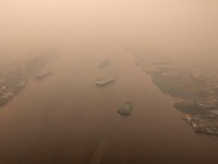 Tampilan dari drone yang memperlihatkan kapal-kapal di Sungai Kapuas saat kabut asap akibat kebakaran hutan menyelimuti wilayah tersebut di Pontianak, Provinsi Kalimantan Barat, Indonesia, pada 27 Agustus 2026. (REUTERS/Willy Kurniawan)