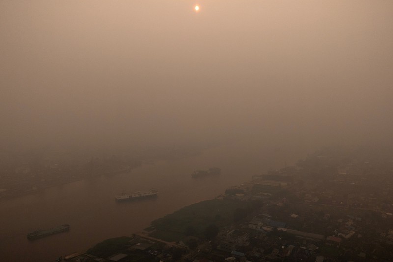 Tampilan dari drone yang memperlihatkan kapal-kapal di Sungai Kapuas saat kabut asap akibat kebakaran hutan menyelimuti wilayah tersebut di Pontianak, Provinsi Kalimantan Barat, Indonesia, pada 27 Agustus 2026. (REUTERS/Willy Kurniawan)