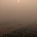 Tampilan dari drone yang memperlihatkan kapal-kapal di Sungai Kapuas saat kabut asap akibat kebakaran hutan menyelimuti wilayah tersebut di Pontianak, Provinsi Kalimantan Barat, Indonesia, pada 27 Agustus 2026. (REUTERS/Willy Kurniawan)