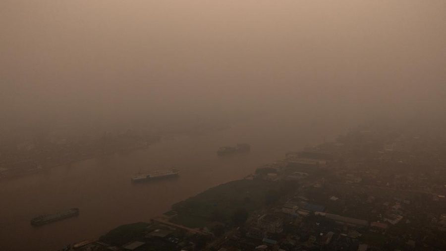 Tampilan dari drone yang memperlihatkan kapal-kapal di Sungai Kapuas saat kabut asap akibat kebakaran hutan menyelimuti wilayah tersebut di Pontianak, Provinsi Kalimantan Barat, Indonesia, pada 27 Agustus 2026.