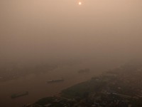 Tampilan dari drone yang memperlihatkan kapal-kapal di Sungai Kapuas saat kabut asap akibat kebakaran hutan menyelimuti wilayah tersebut di Pontianak, Provinsi Kalimantan Barat, Indonesia, pada 27 Agustus 2026. (REUTERS/Willy Kurniawan)