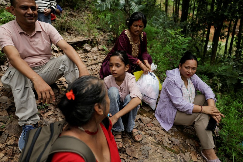 Seorang perempuan yang terdampak banjir bandang dan tanah longsor tiba di Barak Maithali, sebuah pusat pelatihan militer, di Trishuli, Distrik Nuwakot, Nepal, pada 28 Agustus 2026. (REUTERS/Navesh Chitrakar)