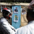 Warga melihat foto-foto orang hilang pascabanjir bandang dan tanah longsor di Pusat Trauma di Kathmandu, Nepal, pada 28 Agustus 2026. (REUTERS/Athit Perawongmetha)