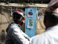 Warga melihat foto-foto orang hilang pascabanjir bandang dan tanah longsor di Pusat Trauma di Kathmandu, Nepal, pada 28 Agustus 2026. (REUTERS/Athit Perawongmetha)