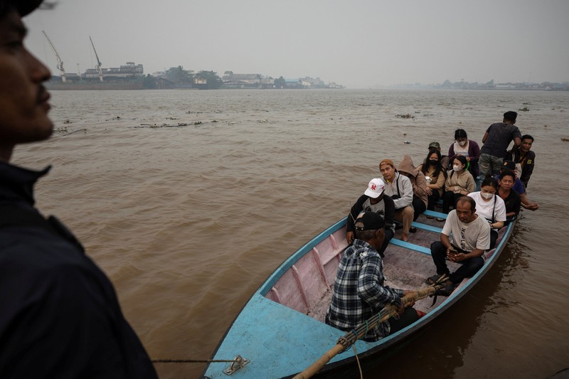 Tampilan dari drone yang memperlihatkan kapal-kapal di Sungai Kapuas saat kabut asap akibat kebakaran hutan menyelimuti wilayah tersebut di Pontianak, Provinsi Kalimantan Barat, Indonesia, pada 27 Agustus 2026. (REUTERS/Willy Kurniawan)