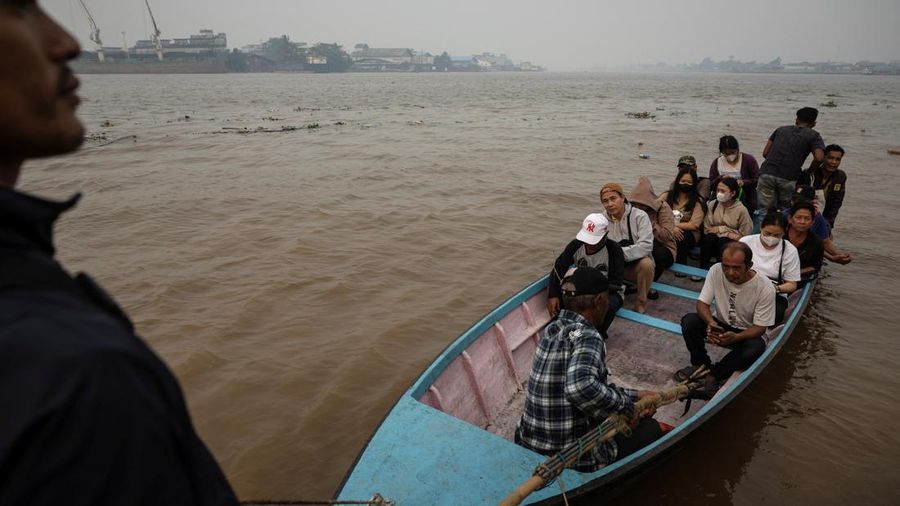 Warga menaiki perahu kayu untuk menyeberangi Sungai Kapuas saat kabut asap akibat kebakaran hutan menyelimuti wilayah tersebut di Pontianak, Provinsi Kalimantan Barat, Indonesia, pada 27 Agustus 2026.