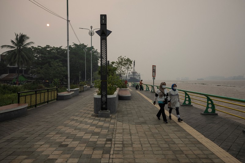 Tampilan dari drone yang memperlihatkan kapal-kapal di Sungai Kapuas saat kabut asap akibat kebakaran hutan menyelimuti wilayah tersebut di Pontianak, Provinsi Kalimantan Barat, Indonesia, pada 27 Agustus 2026. (REUTERS/Willy Kurniawan)