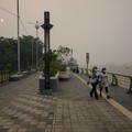 Warga yang mengenakan masker pelindung berjalan di tepi Sungai Kapuas saat kabut asap akibat kebakaran hutan menyelimuti kawasan tersebut di Pontianak, Provinsi Kalimantan Barat, Indonesia, pada 27 Agustus 2026.(REUTERS/Willy Kurniawan)