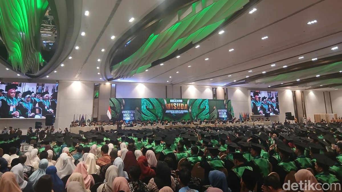 Rektor UMI Ungkap Kebanggaan Raih detiktimur Awards di Hadapan Wisudawan