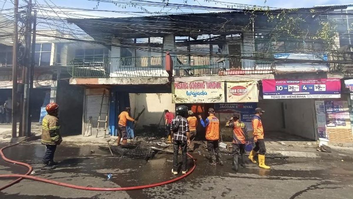 3 Kios Makanan-Konter HP di Sukabumi Ludes Terbakar