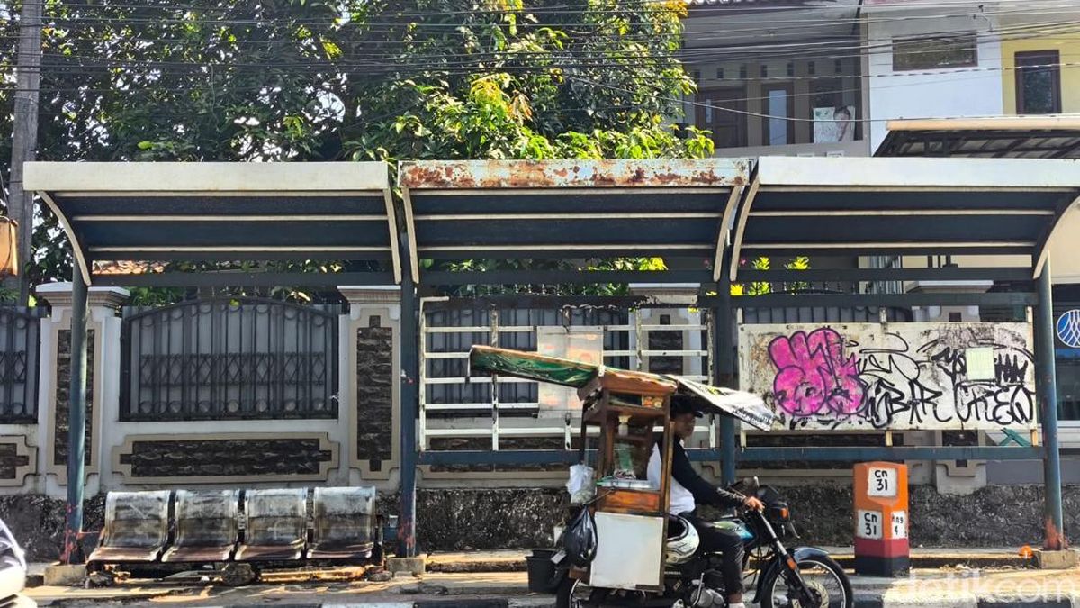 Halte di Kuningan Jadi Tempat Parkir dan Sasaran Vandalisme