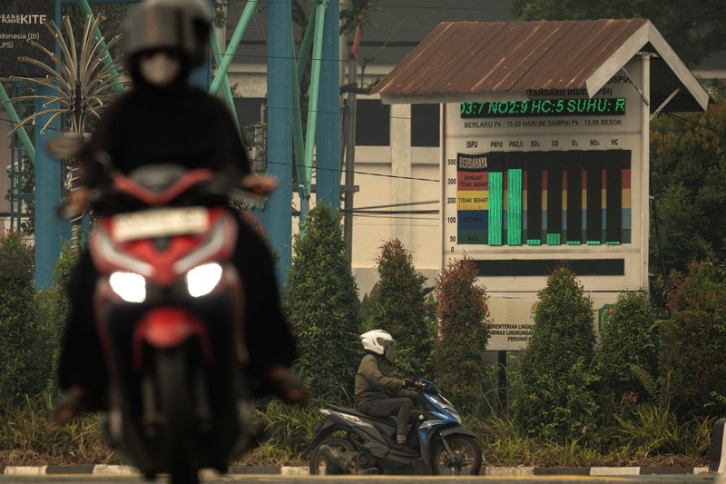 Umat ​​Muslim melaksanakan salat Istisqa untuk meminta hujan di kompleks Masjid Raya Mujahidin di Pontianak, Provinsi Kalimantan Barat, Sabtu (29/8/2026). (REUTERS/Victor Fidelis Sentosa)