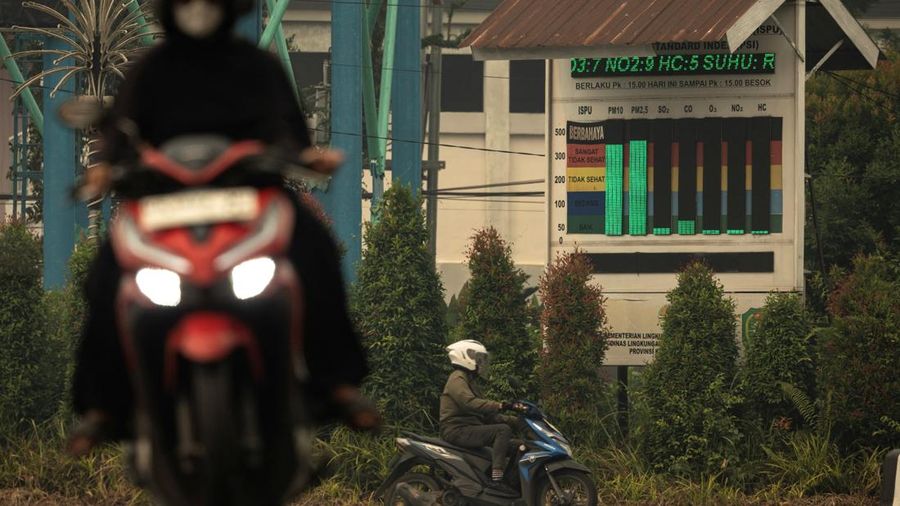 Kondisi kabut asap akibat kebakaran hutan yang menyelimuti wilayah Pontianak di Provinsi Kalimantan Barat, Jumat (28/8/2026). (REUTERS/Willy Kurniawan)