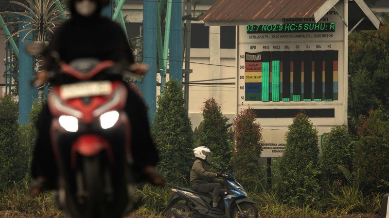 Kondisi kabut asap akibat kebakaran hutan yang menyelimuti wilayah Pontianak di Provinsi Kalimantan Barat, Jumat (28/8/2026). (REUTERS/Willy Kurniawan)