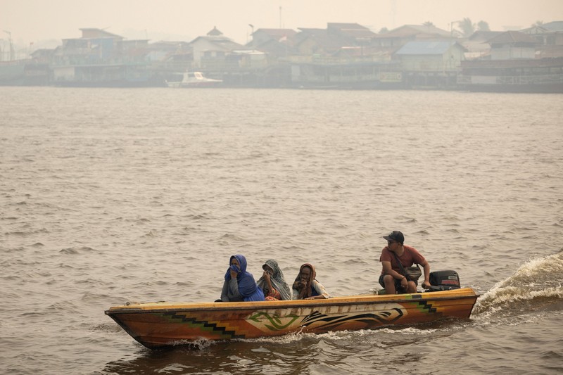 Umat ​​Muslim melaksanakan salat Istisqa untuk meminta hujan di kompleks Masjid Raya Mujahidin di Pontianak, Provinsi Kalimantan Barat, Sabtu (29/8/2026). (REUTERS/Victor Fidelis Sentosa)