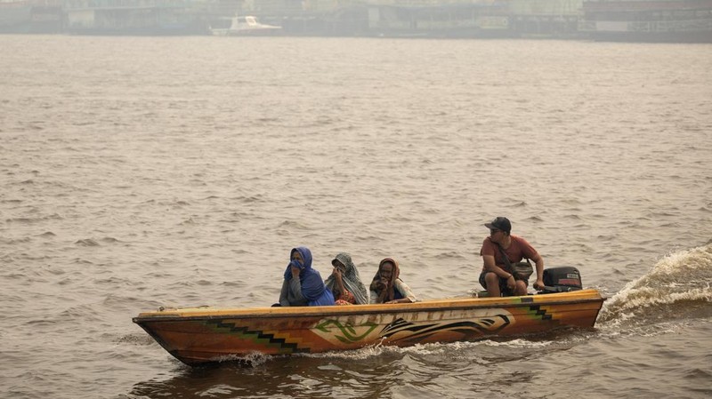Kondisi kabut asap akibat kebakaran hutan yang menyelimuti wilayah Pontianak di Provinsi Kalimantan Barat, Jumat (28/8/2026). (REUTERS/Willy Kurniawan)