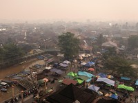 Kondisi kabut asap akibat kebakaran hutan yang menyelimuti wilayah Pontianak di Provinsi Kalimantan Barat, Jumat (28/8/2026). (REUTERS/Willy Kurniawan)