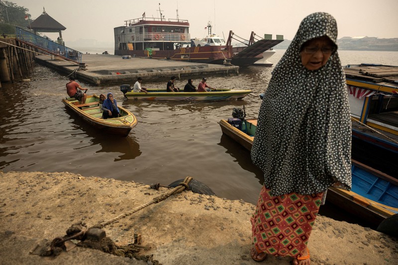 Umat ​​Muslim melaksanakan salat Istisqa untuk meminta hujan di kompleks Masjid Raya Mujahidin di Pontianak, Provinsi Kalimantan Barat, Sabtu (29/8/2026). (REUTERS/Victor Fidelis Sentosa)