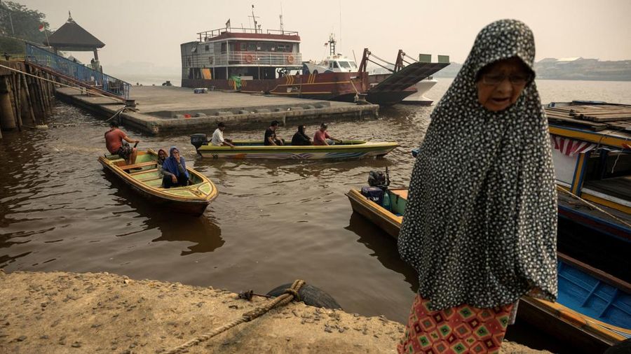 Kondisi kabut asap akibat kebakaran hutan yang menyelimuti wilayah Pontianak di Provinsi Kalimantan Barat, Jumat (28/8/2026). (REUTERS/Willy Kurniawan)