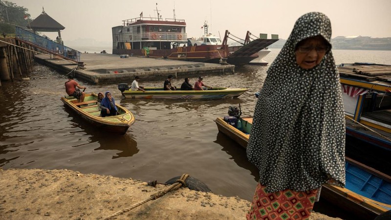 Kondisi kabut asap akibat kebakaran hutan yang menyelimuti wilayah Pontianak di Provinsi Kalimantan Barat, Jumat (28/8/2026). (REUTERS/Willy Kurniawan)