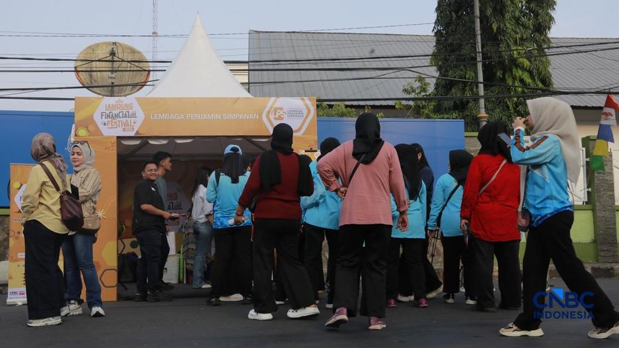 Lembaga Penjamin Simpanan atau LPS ramaikan kegiatan Bazar UMKM melalui booth edukasi bagi pelaku UMKM dan masyarakat di Bandar Lampung, Sabtu (29/8/2026).. (CNBC Indonesia/Muhammad Sabki)