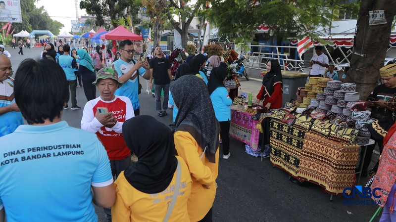 Lembaga Penjamin Simpanan atau LPS ramaikan kegiatan Bazar UMKM melalui booth edukasi bagi pelaku UMKM dan masyarakat di Bandar Lampung, Sabtu (29/8/2026).. (CNBC Indonesia/Muhammad Sabki)