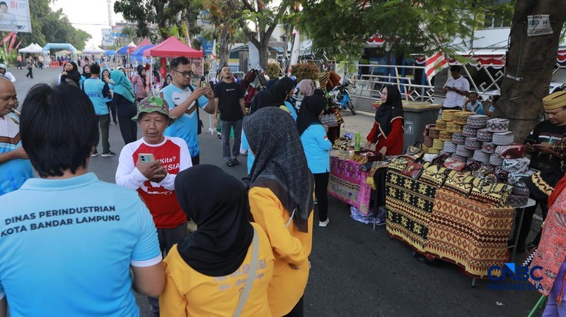 Lembaga Penjamin Simpanan atau LPS ramaikan kegiatan Bazar UMKM melalui booth edukasi bagi pelaku UMKM dan masyarakat di Bandar Lampung, Sabtu (29/8/2026).. (CNBC Indonesia/Muhammad Sabki)
