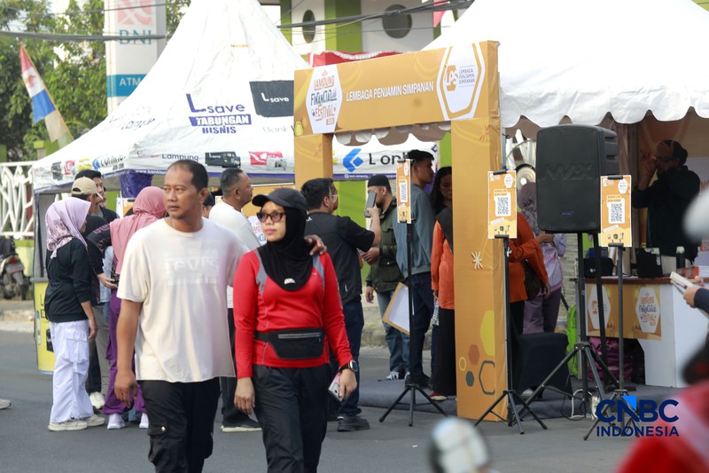 Lembaga Penjamin Simpanan atau LPS ramaikan kegiatan Bazar UMKM melalui booth edukasi bagi pelaku UMKM dan masyarakat di Bandar Lampung, Sabtu (29/8/2026).. (CNBC Indonesia/Muhammad Sabki)