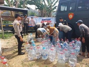 Bantar Panjang Tigaraksa Kekeringan, Polisi Kirim Air Bersih